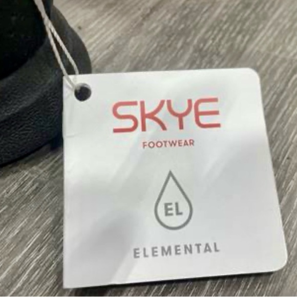 Skye Unisex Hi-top sneakers, Men’s 8 or Women’s 9.5 and the colour is black. - Picture 2 of 3